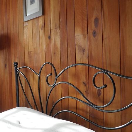 Au Pied Du Pont Bed & Breakfast Chateauneuf-du-Faou Exterior photo